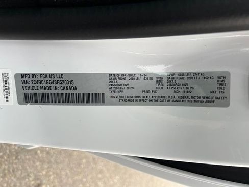 Used 2025 Chrysler Pacifica Limited FWD image 17