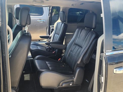 Used 2012 Chrysler Town & Country Touring-L w/ Entertainment Group #2 FWD image 6