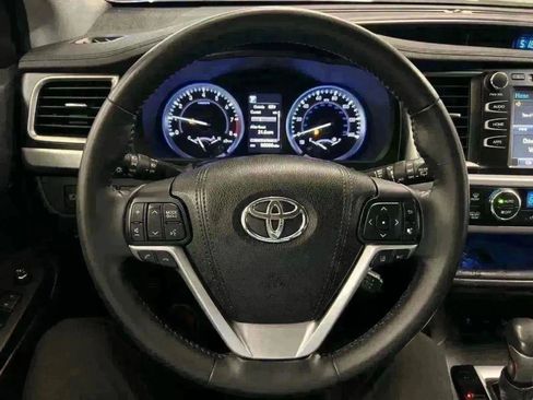 Used 2018 Toyota Highlander SE image 6