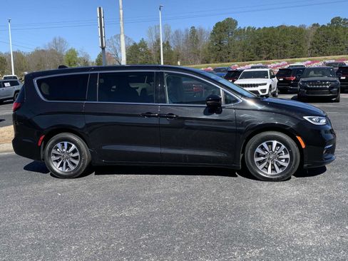 Certified 2023 Chrysler Pacifica Touring-L image 13