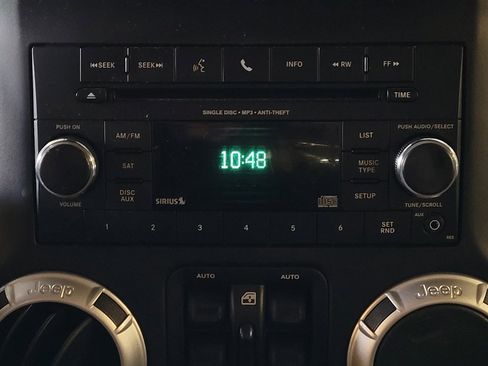 Used 2017 Jeep Wrangler Unlimited Sahara w/ Connectivity Group AWD/4WD image 25