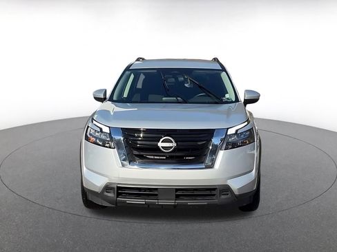 Used 2025 Nissan Pathfinder SV image 4