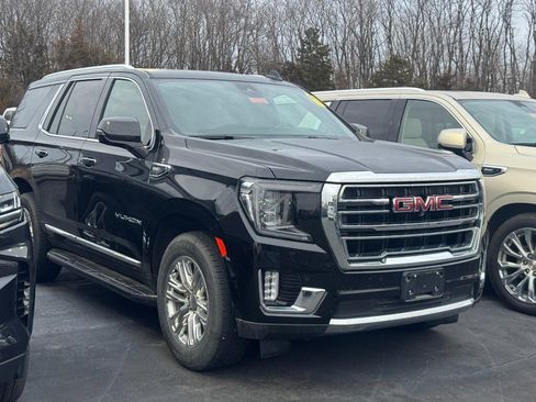 Used 2023 GMC Yukon SLT w/ SLT Premium Package image 2