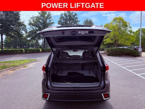 Used 2018 Toyota Highlander Limited Platinum FWD image 7