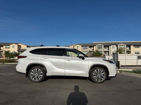 Used 2023 Toyota Highlander Platinum image 21