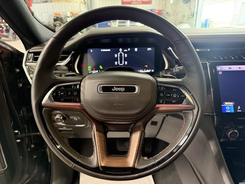 Used 2025 Jeep Grand Cherokee L Summit w/ Advanced Protech Group IV AWD/4WD image 21