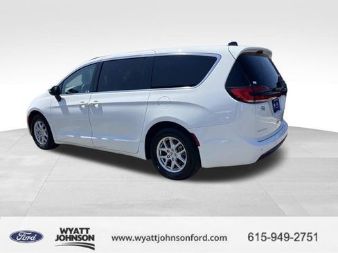 Used 2023 Chrysler Pacifica Touring-L image 6