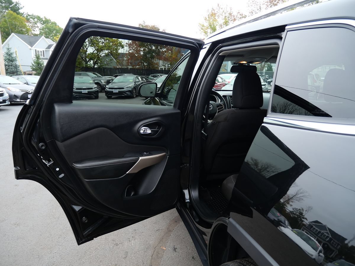 Used 2017 Jeep Cherokee Latitude w/ Cold Weather Group AWD/4WD image 26