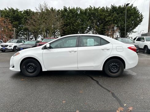 Used 2019 Toyota Corolla LE image 3