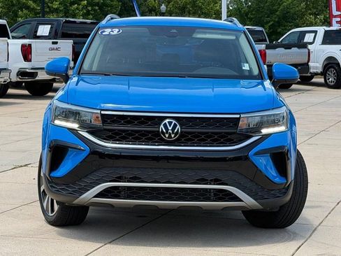 Used 2023 Volkswagen Taos SE FWD image 2