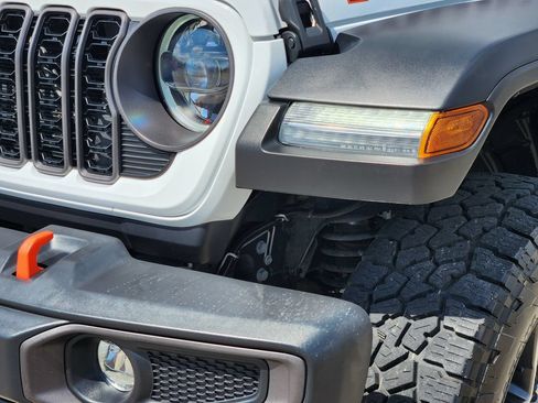 Used 2024 Jeep Gladiator Mojave w/ Technology Group AWD/4WD image 8