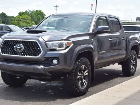 Used 2018 Toyota Tacoma SR5 AWD/4WD image 18