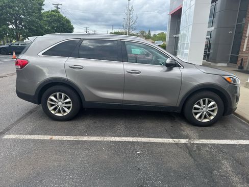 Used 2017 Kia Sorento FWD w/ LX Convenience Package image 3