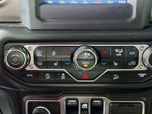Used 2018 Jeep Wrangler Unlimited Sahara w/ Cold Weather Group AWD/4WD image 15