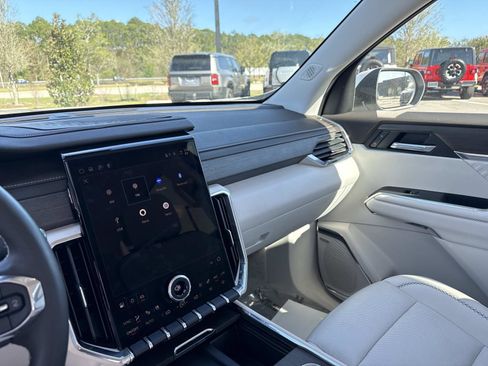 Used 2024 GMC Acadia Denali image 24