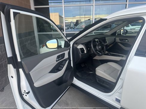 Used 2023 Nissan Rogue SL image 16