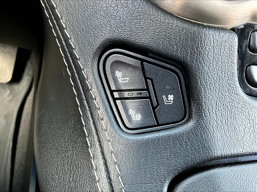Used 2019 GMC Yukon Denali w/ Denali Ultimate Black Edition AWD/4WD image 17