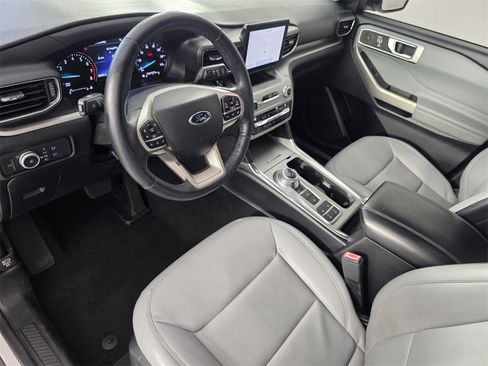 Used 2021 Ford Explorer XLT w/ Equipment Group 202A image 11