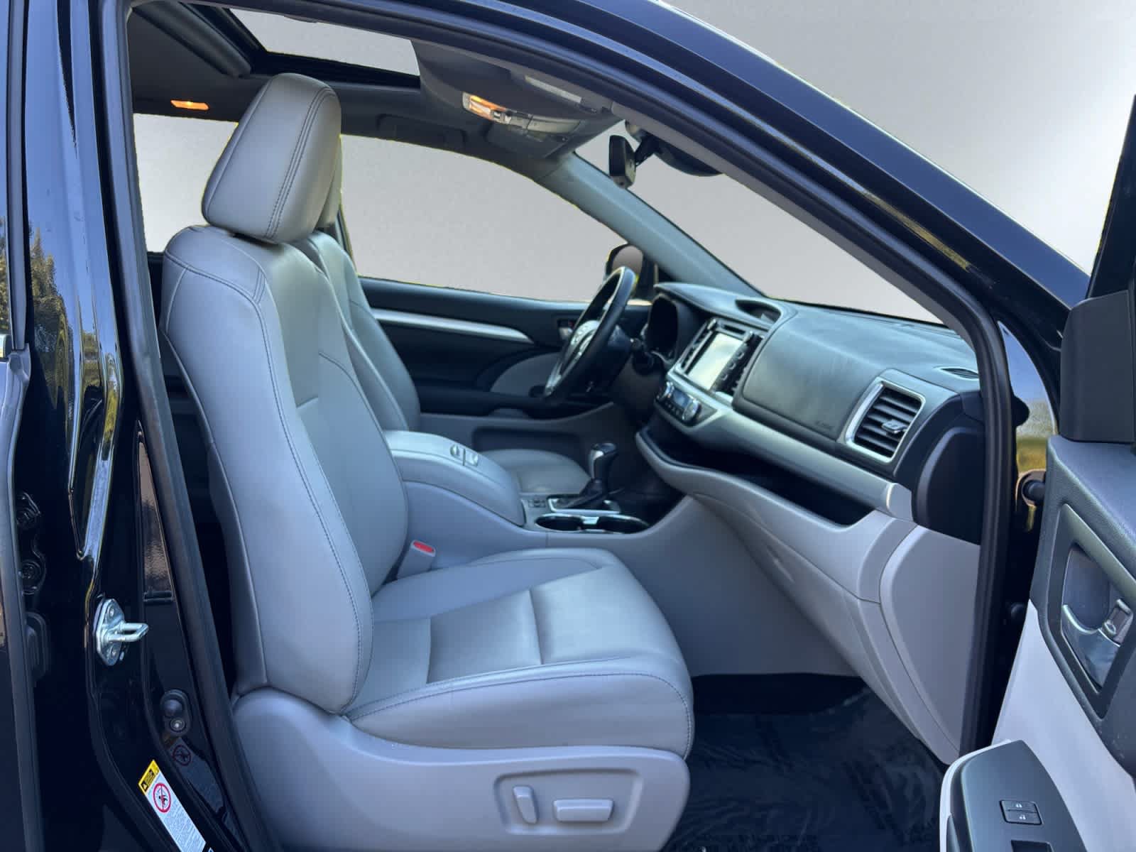 Used 2019 Toyota Highlander XLE AWD/4WD image 22