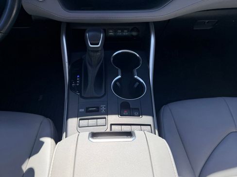 Used 2022 Toyota Highlander XLE image 16