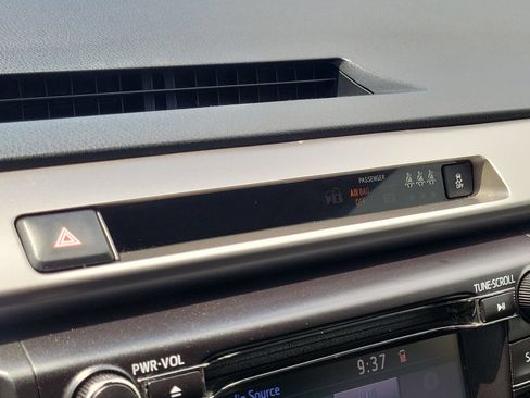 Used 2018 Toyota RAV4 LE FWD image 24