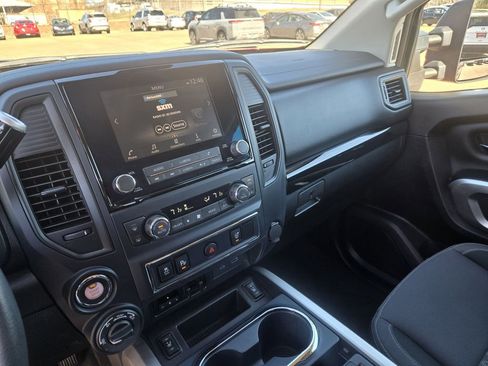 Used 2024 Nissan Titan SV w/ SV Convenience Package image 14