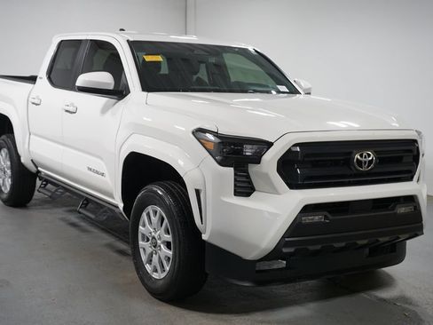 Certified 2025 Toyota Tacoma SR5 AWD/4WD image 3