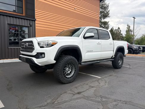 Used 2017 Toyota Tacoma TRD Off-Road AWD/4WD image 1