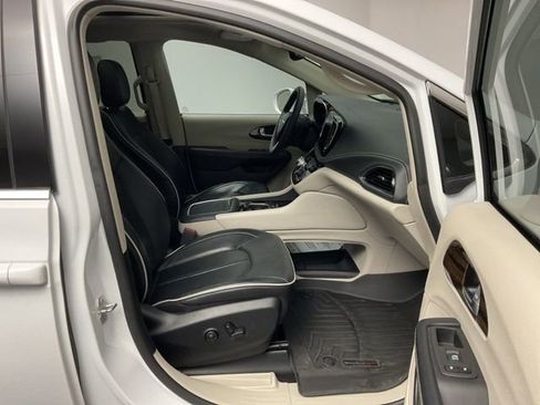 Used 2022 Chrysler Pacifica Limited image 28