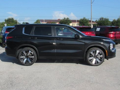 New 2025 Mitsubishi Outlander SE image 2