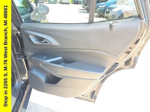 Used 2025 Chevrolet Trax LT FWD image 35