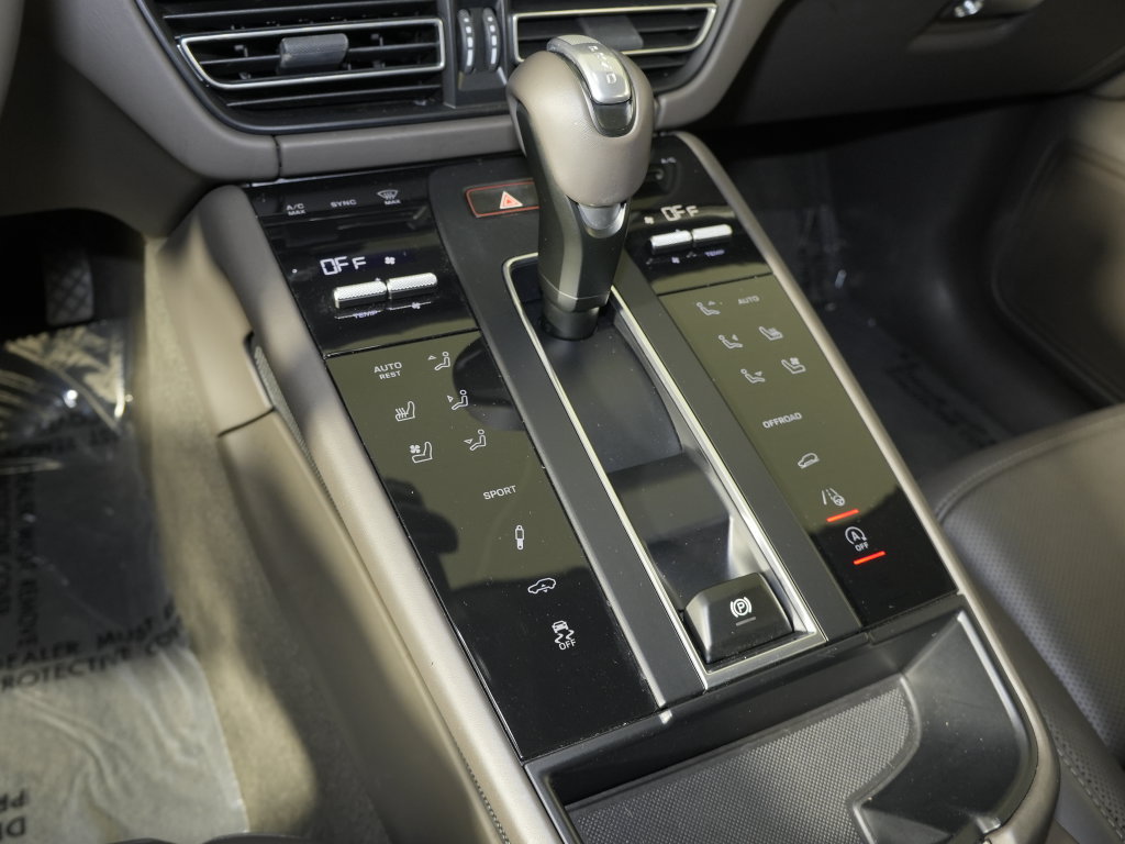 Certified 2023 Porsche Macan AWD/4WD image 32