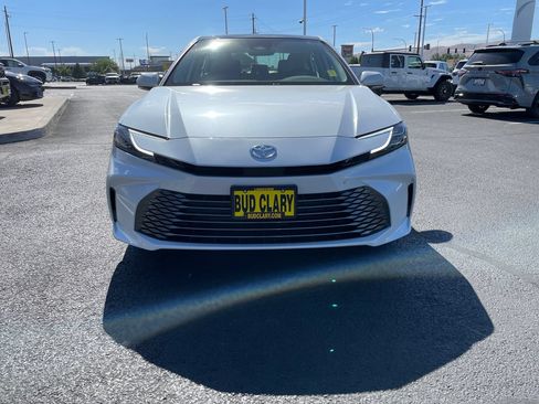 Used 2025 Toyota Camry XLE AWD/4WD image 8