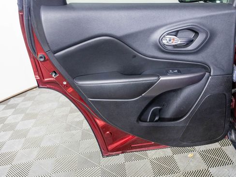 Used 2019 Jeep Cherokee Latitude Plus w/ Cold Weather Group image 28