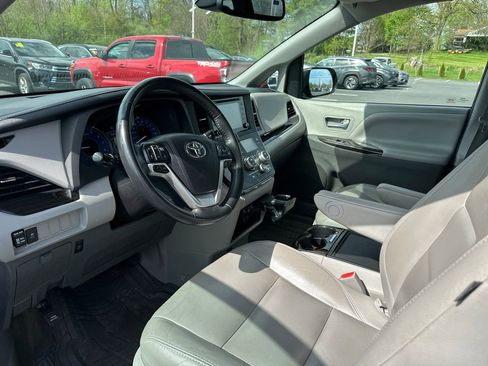 Used 2018 Toyota Sienna XLE image 9