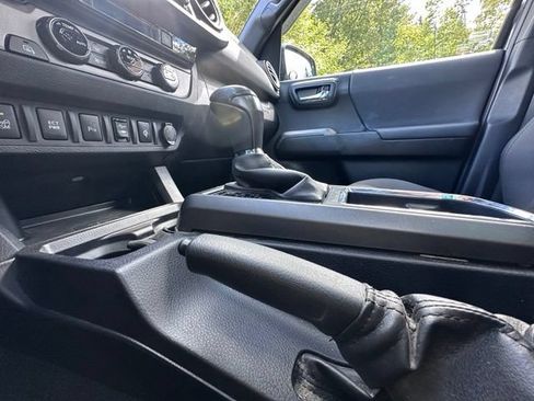 Used 2017 Toyota Tacoma TRD Off-Road w/ Premium & Technology Package AWD/4WD image 16