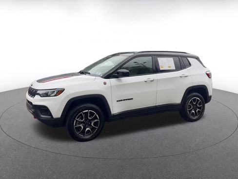 Used 2025 Jeep Compass Trailhawk AWD/4WD image 8