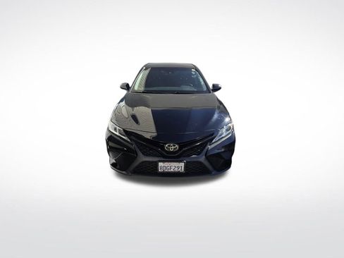 Used 2018 Toyota Camry SE image 2