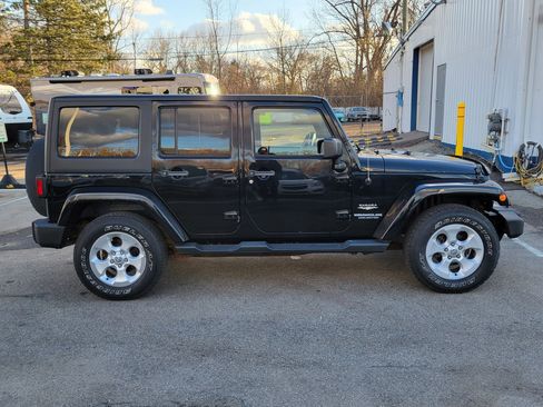 Used 2014 Jeep Wrangler Unlimited Sahara w/ Dual Top Group AWD/4WD image 3