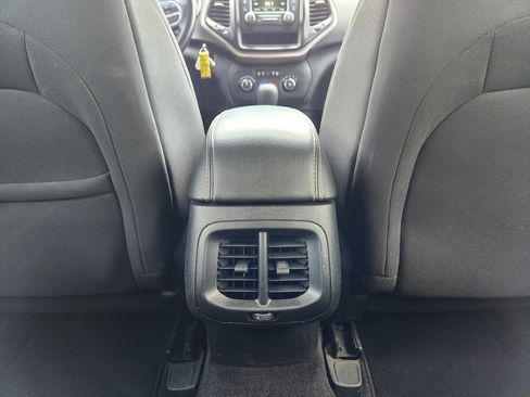 Used 2018 Jeep Cherokee Latitude w/ Altitude Package image 13