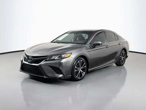 Used 2020 Toyota Camry SE FWD image 1