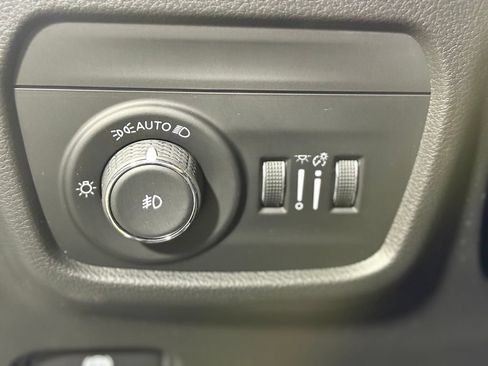 Used 2022 Jeep Grand Cherokee L Overland w/ Luxury Tech Group IV AWD/4WD image 18