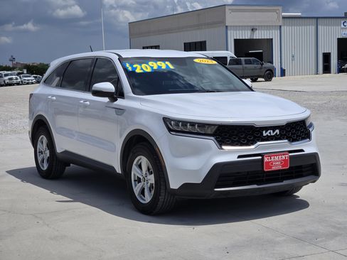 Used 2023 Kia Sorento LX FWD image 3