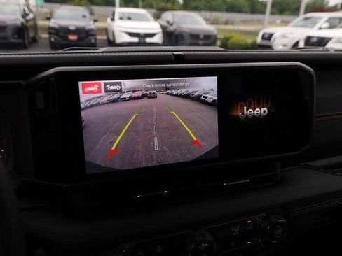 Used 2024 Jeep Wrangler Unlimited Sahara w/ Technology Group AWD/4WD image 17