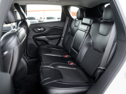 Used 2019 Jeep Cherokee Latitude Plus w/ Comfort/Convenience Group image 15