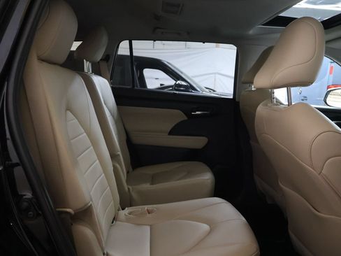 Used 2025 Toyota Highlander XLE FWD image 12