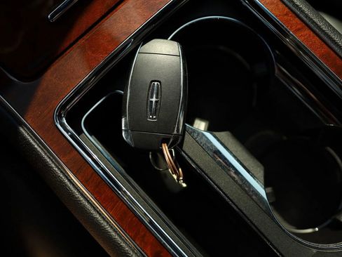 Used 2019 Lincoln Continental Select w/ Continental Climate Package image 26