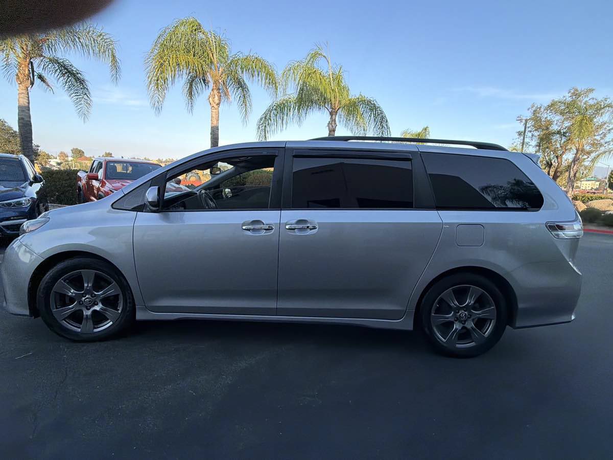 Used 2018 Toyota Sienna SE FWD image 10