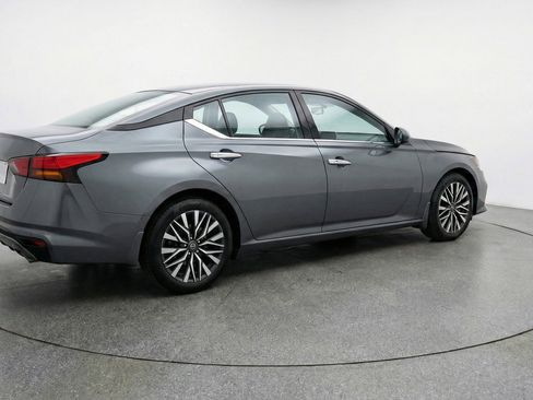 Used 2025 Nissan Altima 2.5 SV image 9