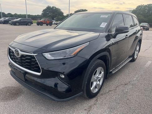 Used 2022 Toyota Highlander LE FWD image 1